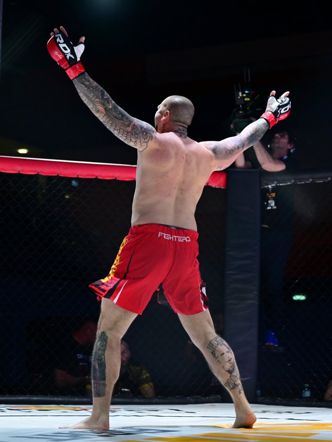 Lovrić streckt nach dem Sieg beide Arme im Cage