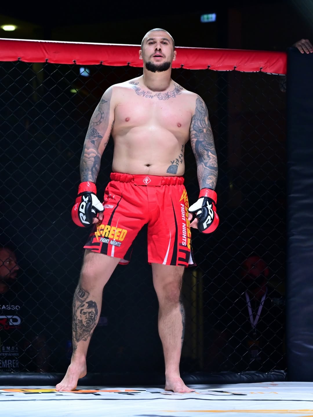 Mateo Lovrić im Cage — pre-fight stance