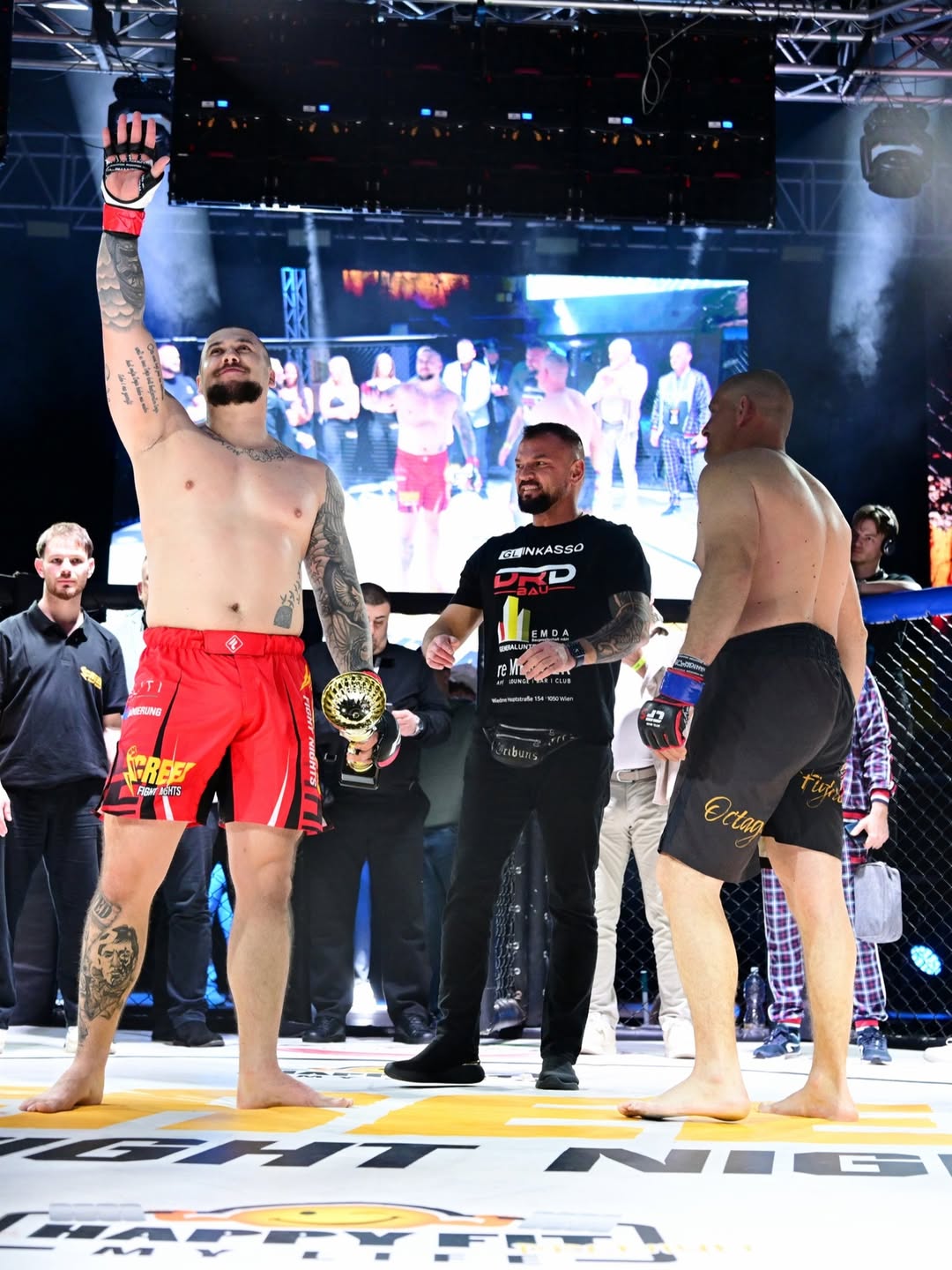 Lovrić nimmt den Pokal entgegen