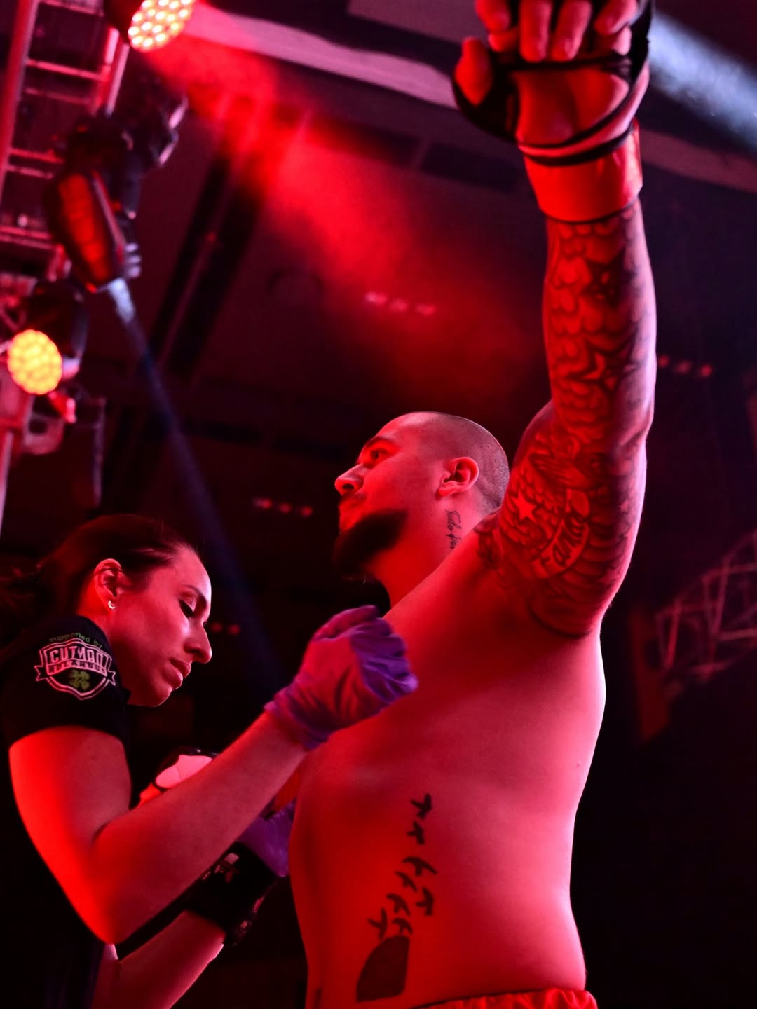 Mateo Lovrić Walkout im roten Backstage-Licht